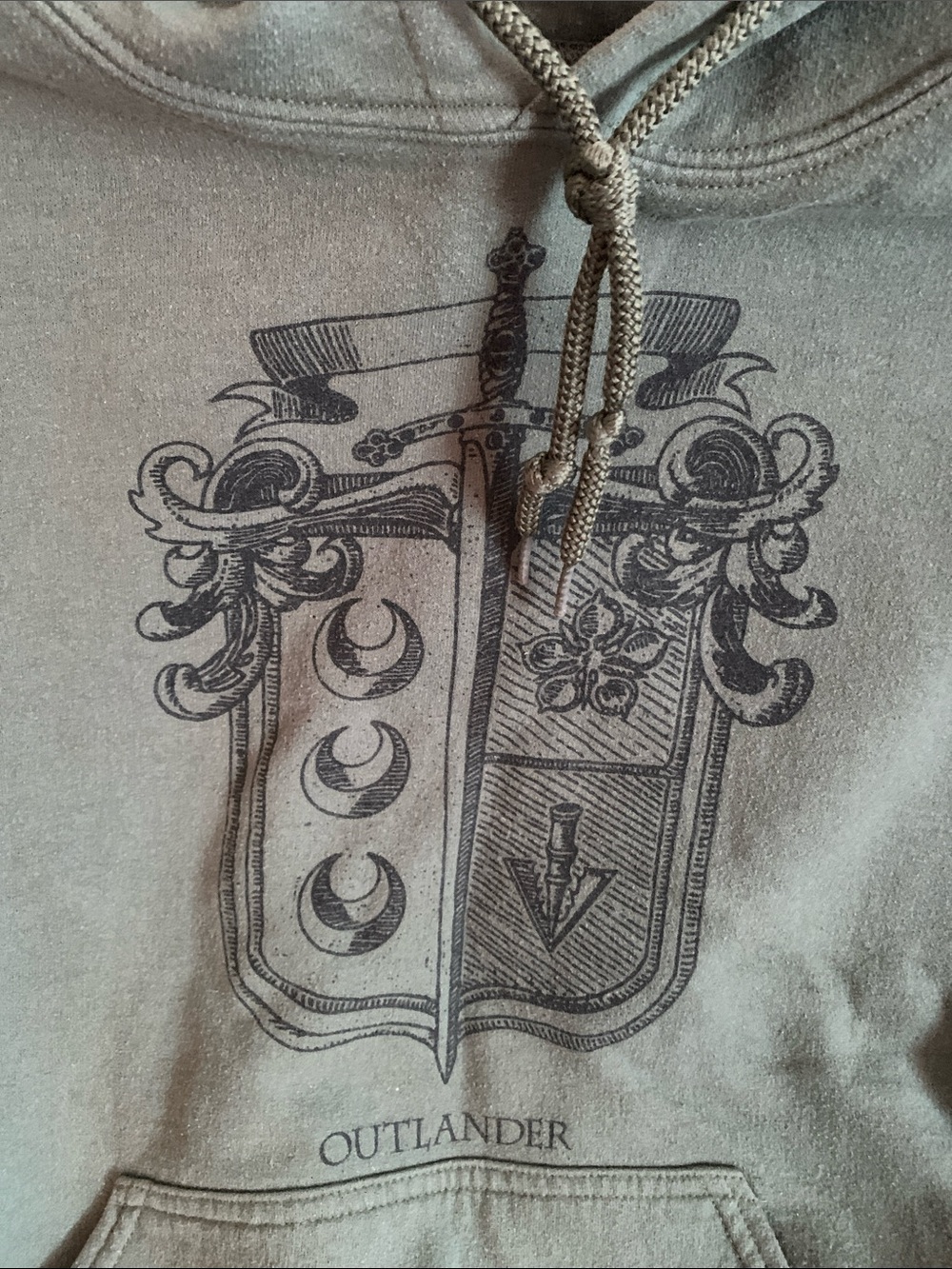 Outlander hoodie-olive green color with black 
Ladies size large 
Rarely worn ⭐️